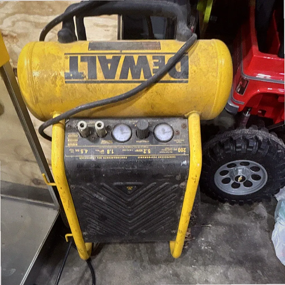 DEWALT 4.5-Gallon Portable Air Compressor Steel 1.8HP 200PSI 120V Yellow